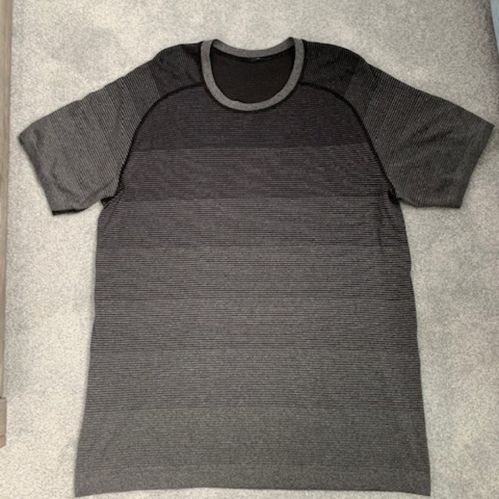 Men’s Lululemon Black Ombre Color  Light Shirt SZ